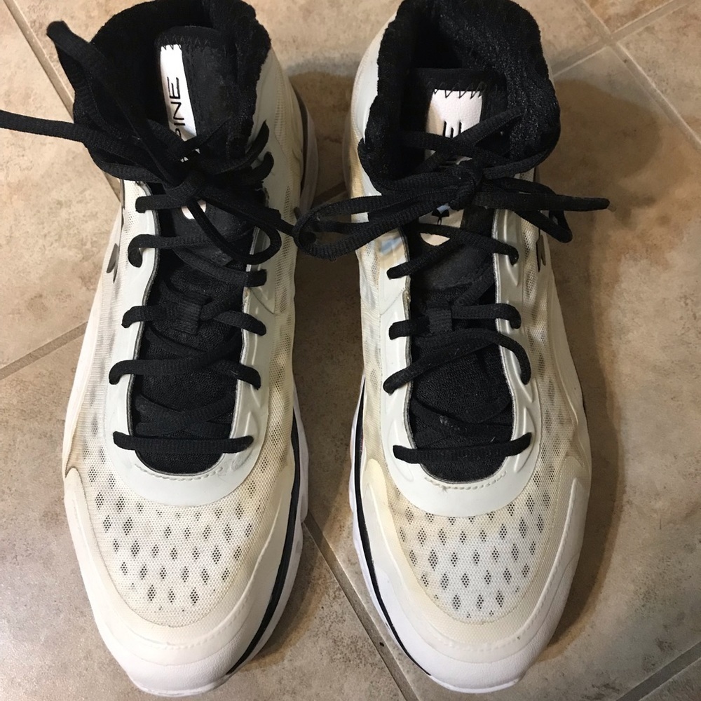 👟Under Armour Spine Sneakers